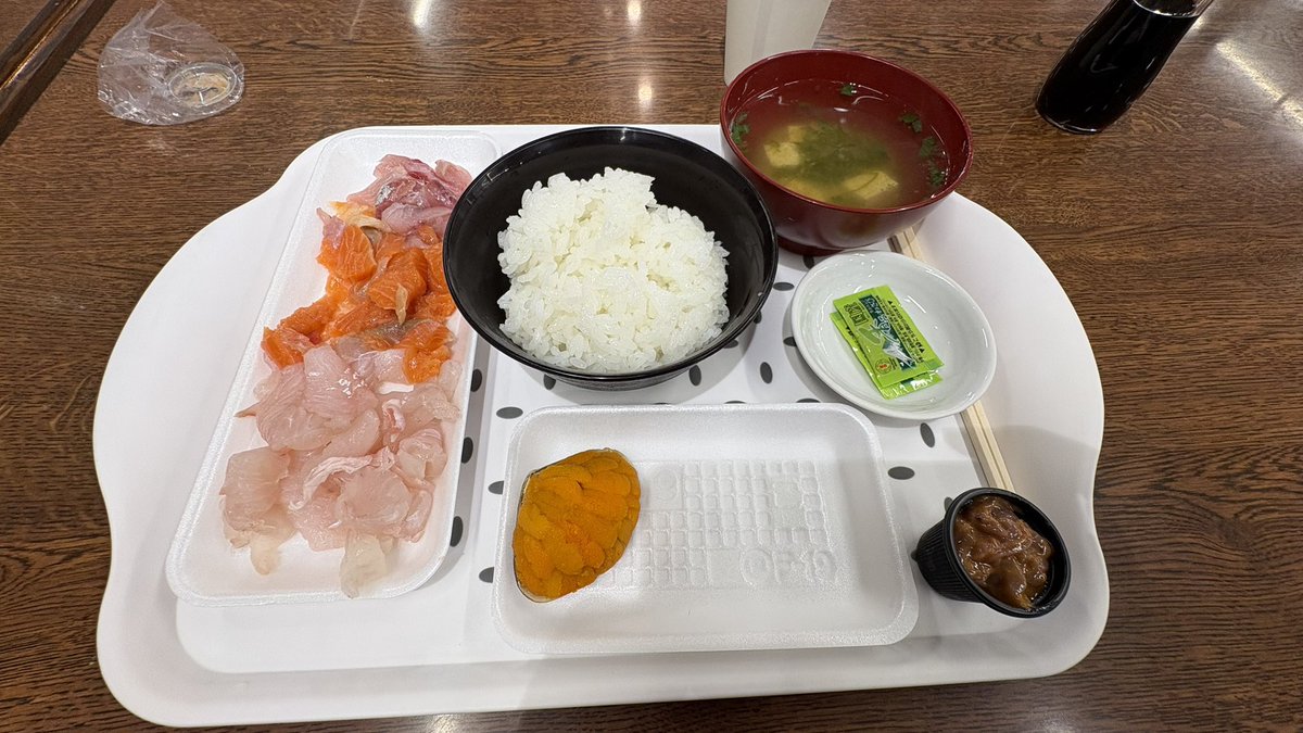k2c_dokidoki's tweet photo. #八戸市魚菜小売市場
#ぎょさい
やらかした〜💦
さっき平目の海鮮丼を食べたばかりなんだけど💦完全に食べ過ぎ🐽
好きなおかずを買ってご飯、味噌汁を追加して定食🍚焼ウニ、刺身、塩辛、ご飯、味噌汁で計1000円💰
全て新鮮だし安すぎ😳
やっぱ港町は最高😆みんないい人ばかり😭
#海鮮
#市場
#八戸市 https://t.co/uqCJMp9cBD