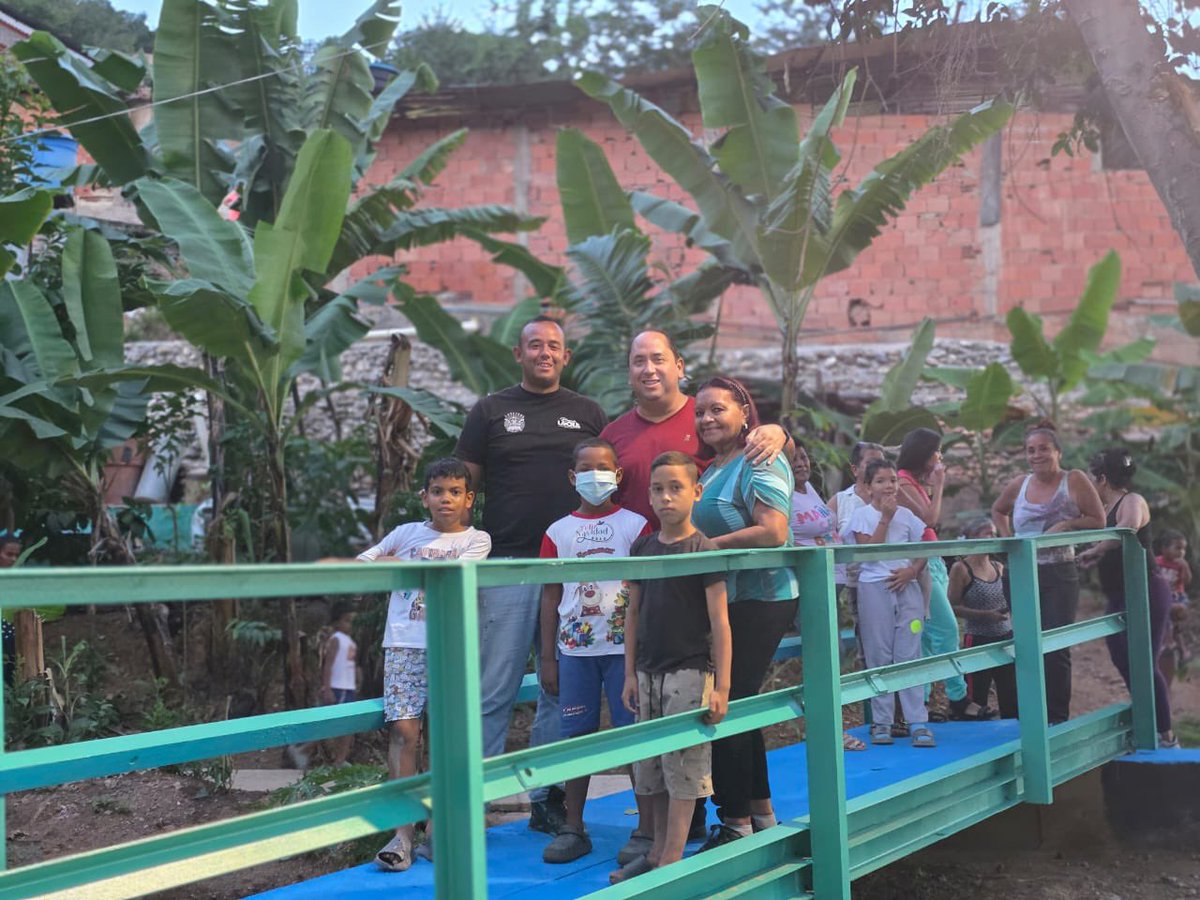 regulolacruz's tweet photo. #30Sep Seguimos dignificando espacios en #LasTejerías, para garantizar el bienestar de nuestro pueblo, por lo que así luce ahora Barrio Bolívar. 
@delcyrodriguezv @johanitakenpo https://t.co/akiyLDB2XY