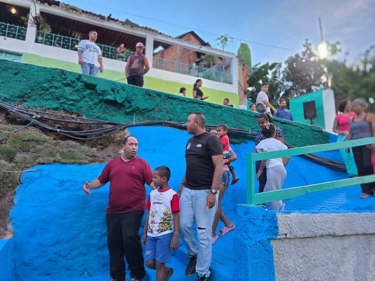 regulolacruz's tweet photo. #30Sep Seguimos dignificando espacios en #LasTejerías, para garantizar el bienestar de nuestro pueblo, por lo que así luce ahora Barrio Bolívar. 
@delcyrodriguezv @johanitakenpo https://t.co/akiyLDB2XY