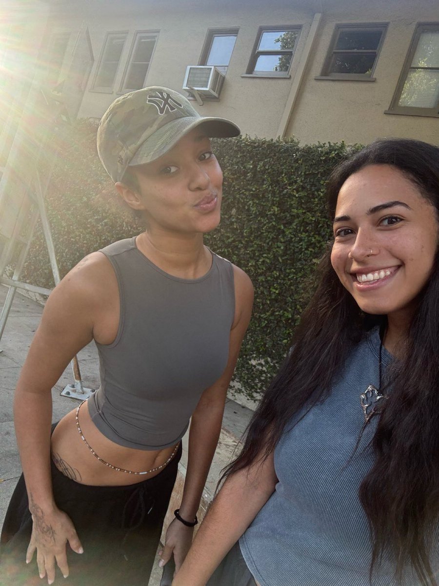 manonloops's tweet photo. Manon spotted with a fan 🥰 https://t.co/zCRQQdMOdq