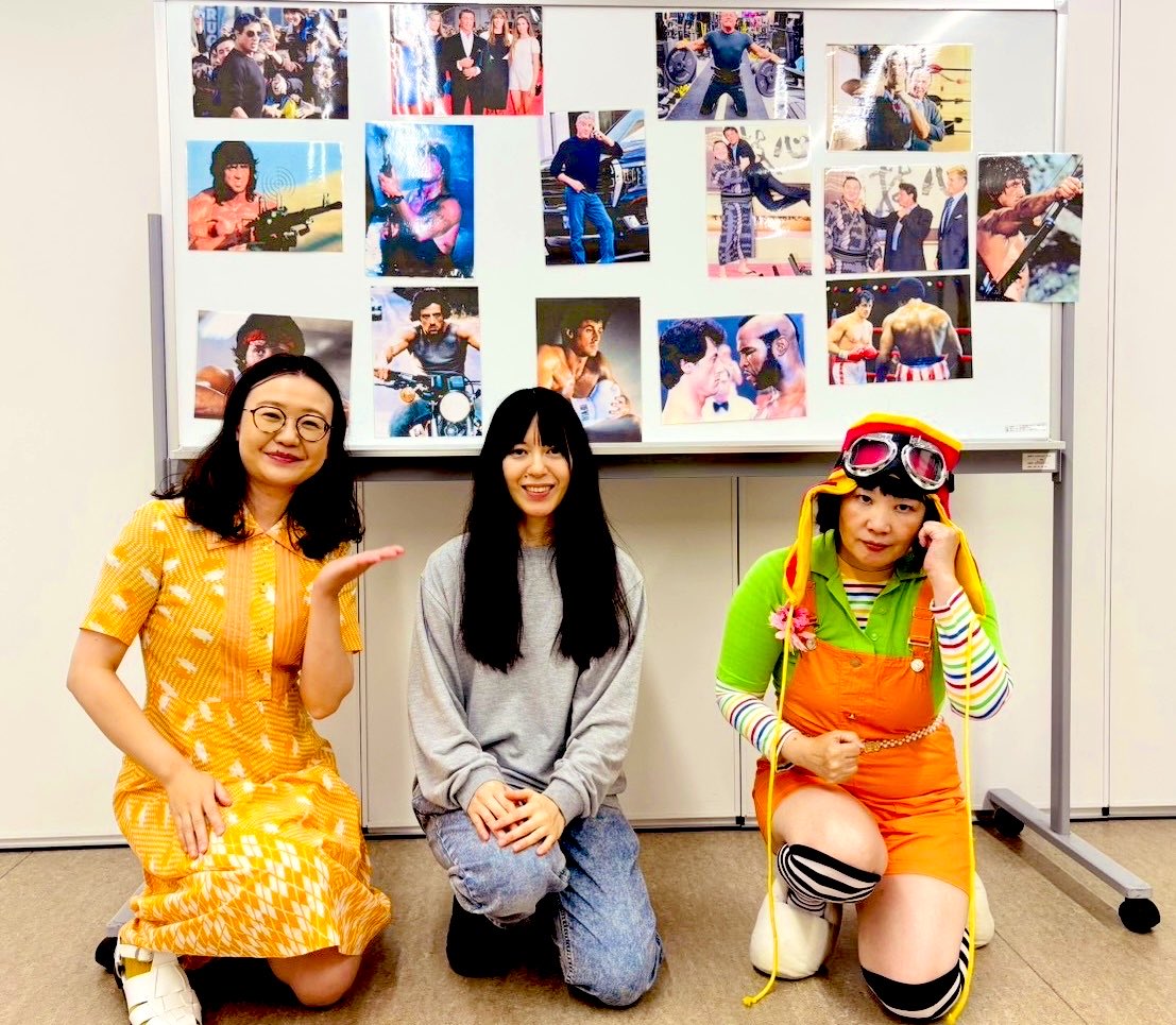 mube096's tweet photo. 「空海太陽そしてネタ おもてなし二人羽織vol.20」ありがとうございました！！
森林子さんをお呼びした時の出方が個性的で面白くてもう一度見たいほどです。
企画のデカシールは全てシルヴェスター・スタローン！
ごきげんさんの力作！
みんなでシール交換して4コマ作って終！秋の実り！
次回は11/5！ https://t.co/DCjv2HTxT3