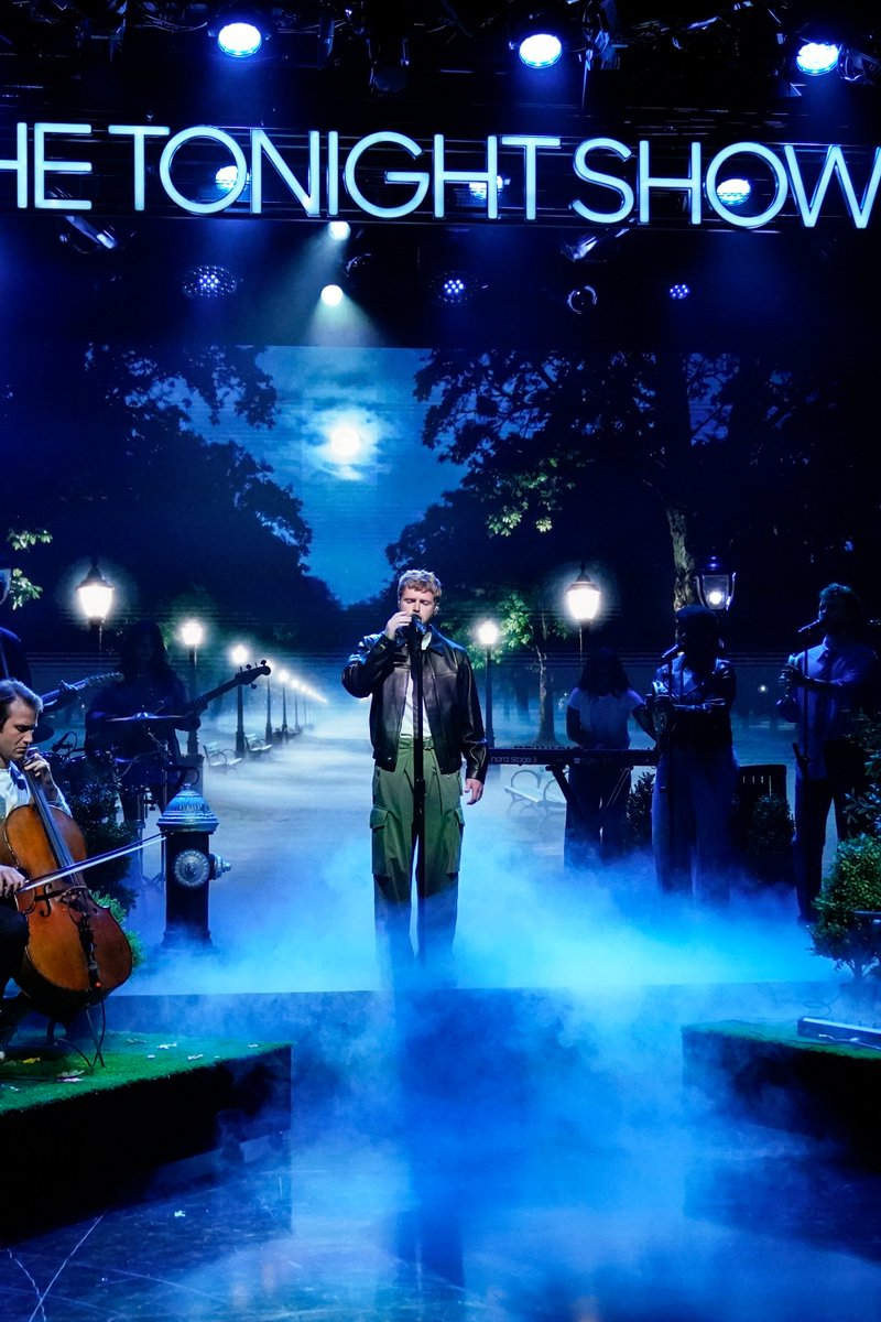 FallonTonight's tweet photo. TONIGHT: @alexwaarren performs “CRY WOLF”! #FallonTonight https://t.co/P6LQYVbGUt