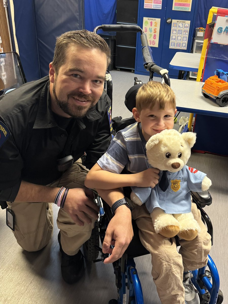 DeepwoodLake's tweet photo. At #BroadmoorSchool, Security Officer Eric visited the School-Age 1 classroom where Grayson showed him his teddy bear that is dressed just like Officer Eric. Explore all about #ChildrenServices at https://t.co/ecfc61UlVM. #EmpowerEngageEnrich https://t.co/XZvM7dU1Mz