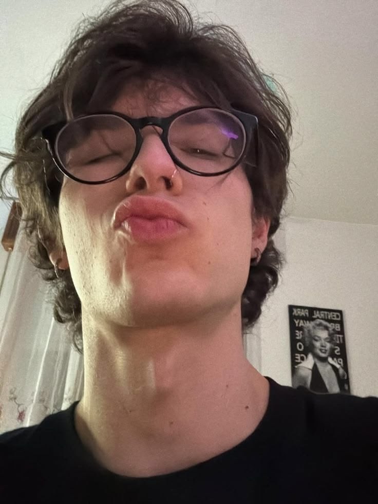 EdwinOnInternet's tweet photo. Me encanta como yo adolescente a yo ahora mi único cambio fue el aumento de las gafas.. https://t.co/tzDx8wblm0