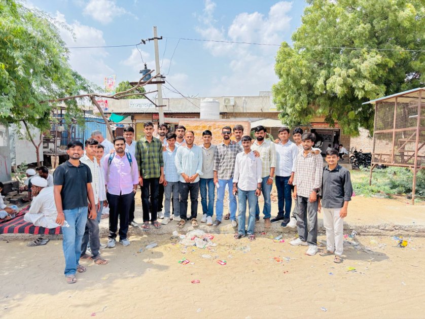 DineshGhoyal00's tweet photo. कल बाड़मेर मुख्यमंत्री के दौरे के दौरान उन्हें ज्ञापन दिया।

सभी भाइयों को बहुत बहुत धन्यवाद ❤️ #reet_level_1 https://t.co/rCWQHK6Gwq