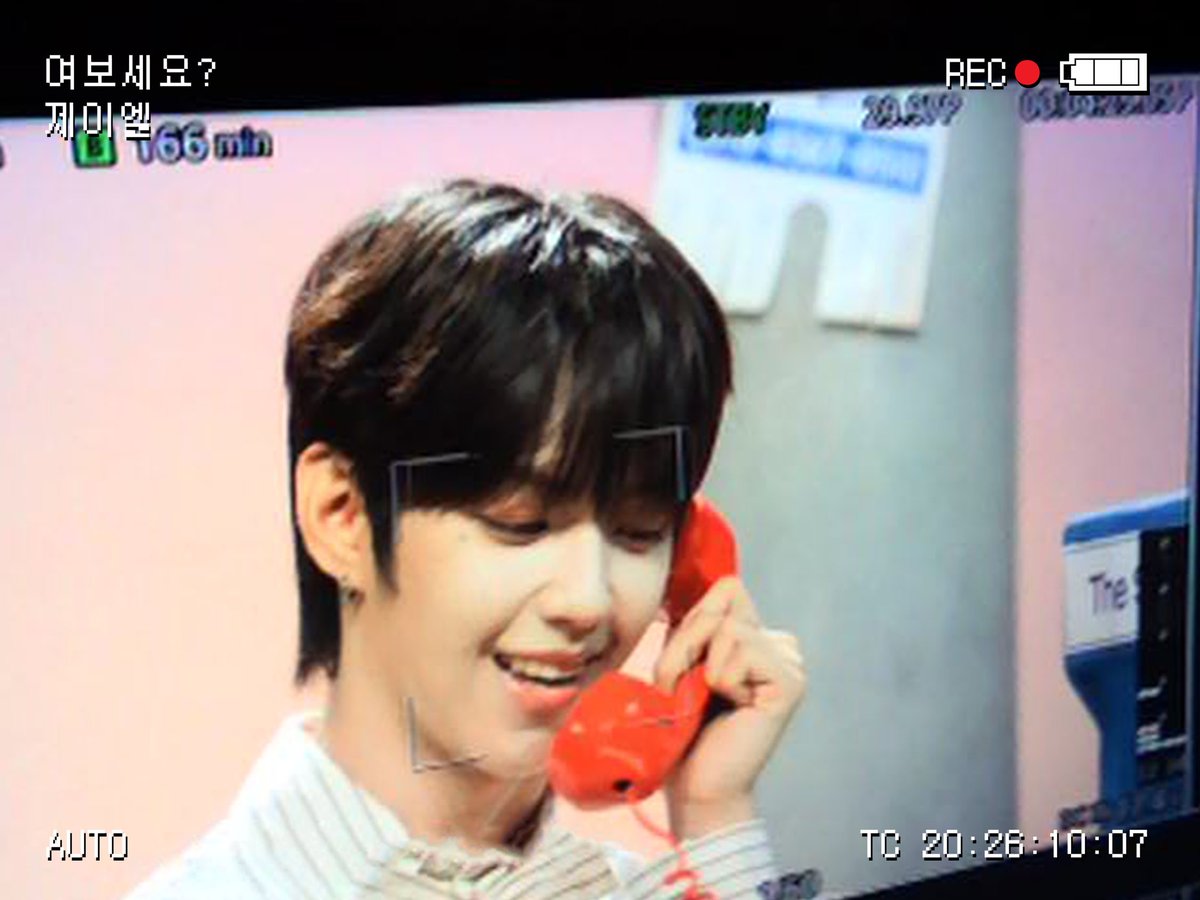 muniverse_io's tweet photo. [📸] 📞EP.19 JL | 여보세요?

전화로 아티스트가 전하는 1:1 미니 콘서트 🎙️
본편 공개 전, JL의 촬영 현장을 먼저 만나보세요 ✨

뮤니버스 오리지널 시리즈 〈여보세요?〉

2026.10.07 (수) 6PM (KST)
오직 Muniverse에서 시청 가능
👉 https://t.co/KXBfEl4Q07

#여보세요 #Hello #MBC #KPOP #Muniverse #뮤니버스
#제이엘 #JL #아홉 #AHOF