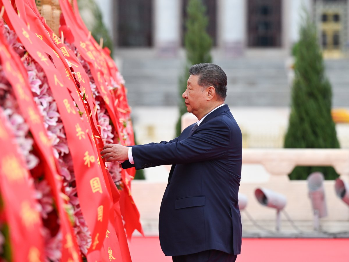 ChinaDaily's tweet photo. President Xi Jinping and other Party and State leaders attended a ceremony on Wednesday at Tian'anmen Square in central Beijing to present flower baskets to honor fallen national heroes, marking China's 13th Martyrs' Day. #XiJinping #习近平 @XisMoments https://t.co/4akf3xzXCc https://t.co/LiDixR2DIM