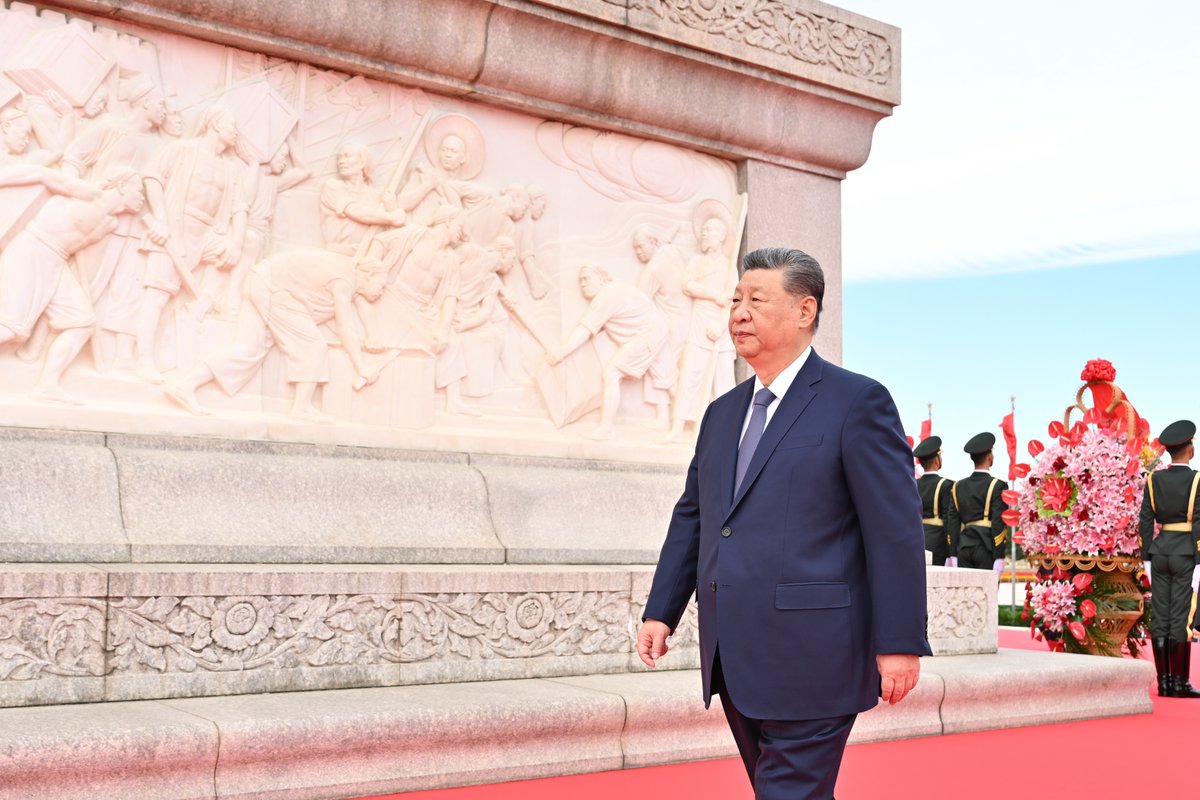 ChinaDaily's tweet photo. President Xi Jinping and other Party and State leaders attended a ceremony on Wednesday at Tian'anmen Square in central Beijing to present flower baskets to honor fallen national heroes, marking China's 13th Martyrs' Day. #XiJinping #习近平 @XisMoments https://t.co/4akf3xzXCc https://t.co/LiDixR2DIM