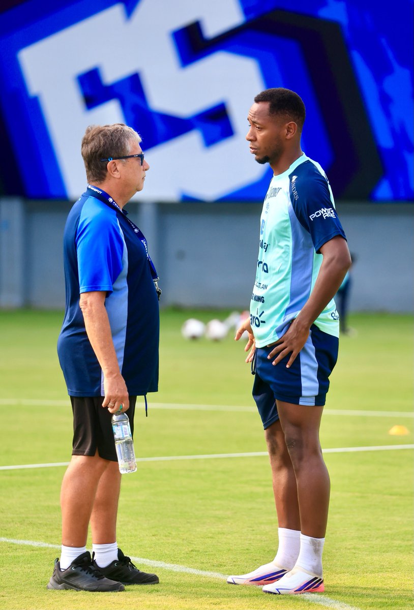LaSelecta_SLV's tweet photo. 🇸🇻 𝐒𝐞𝐠𝐮𝐢𝐦𝐨𝐬 𝐭𝐫𝐚𝐛𝐚𝐣𝐚𝐧𝐝𝐨.

La Selecta retomó este miércoles sus entrenamientos tras su regreso de Guatemala.
El equipo continuará su preparación este jueves, de cara al partido ante Jamaica, este viernes en el Estadio Cuscatlán.
🇸🇻 El Salvador 🆚 🇯🇲 Jamaica https://t.co/fehuQr8vix