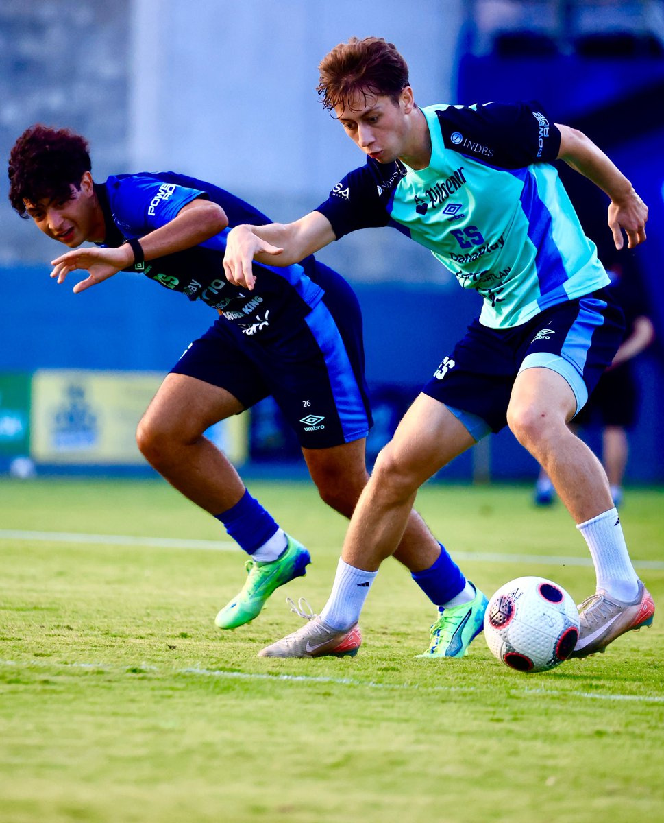 LaSelecta_SLV's tweet photo. 🇸🇻 𝐒𝐞𝐠𝐮𝐢𝐦𝐨𝐬 𝐭𝐫𝐚𝐛𝐚𝐣𝐚𝐧𝐝𝐨.

La Selecta retomó este miércoles sus entrenamientos tras su regreso de Guatemala.
El equipo continuará su preparación este jueves, de cara al partido ante Jamaica, este viernes en el Estadio Cuscatlán.
🇸🇻 El Salvador 🆚 🇯🇲 Jamaica https://t.co/fehuQr8vix