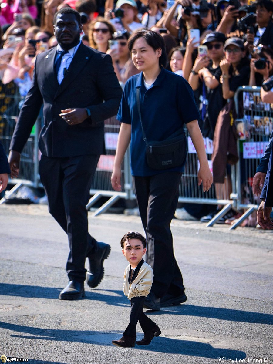 Phetru's tweet photo. Hyunjin arriving at the Dior Spring/Summer 2027 show at Paris Fashion Week. https://t.co/uRpAm6acqm