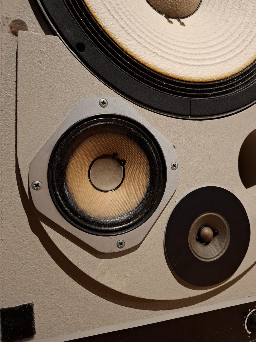 JBL_JAPAN's tweet photo. 【JBL 80 YEARS POWERING VOICES in TOKYO】
今回は、イベント会場に展示される、JBLの歴史を彩ってきた名機をひと足先にチラ見せ👀

皆さま、何の製品かわかりますか？
答え合わせは、ぜひ会場で🔍

時代を超えて受け継がれてきたJBLのサウンドと、その進化の軌跡をぜひ会場でご体感ください！

📍原宿 WeWork Iceberg
📅10/3(土)・4(日)
🎫入場無料