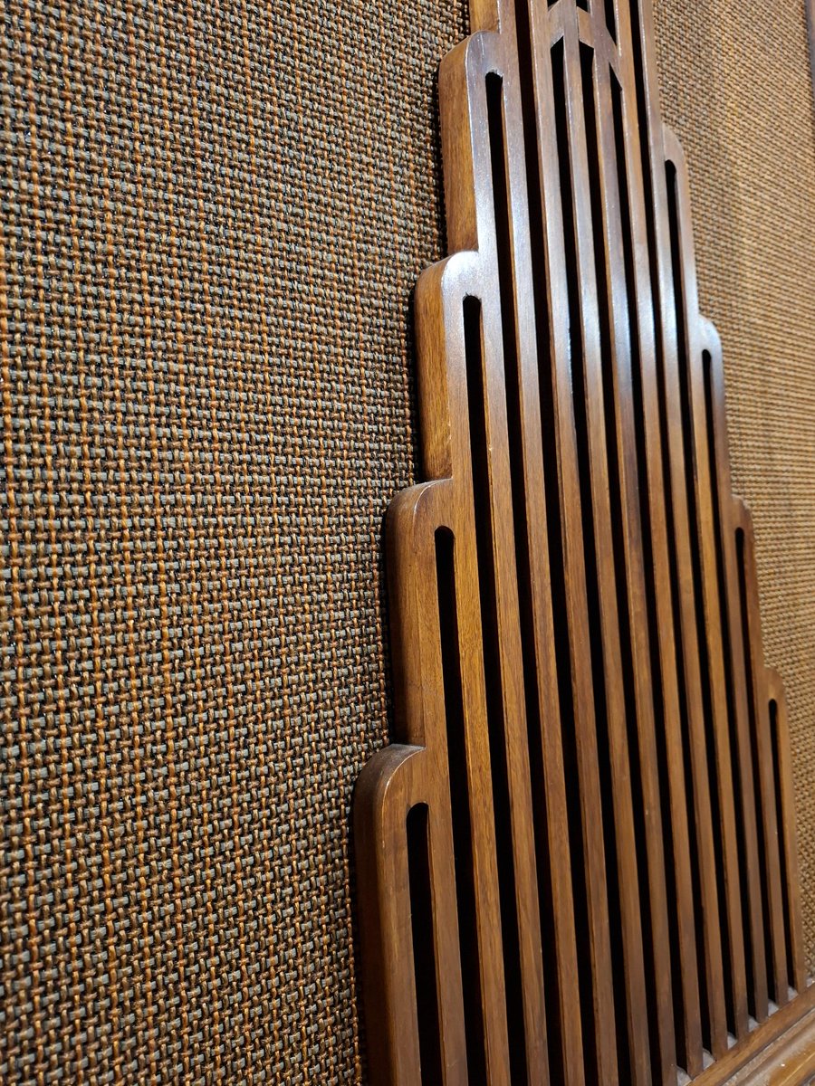JBL_JAPAN's tweet photo. 【JBL 80 YEARS POWERING VOICES in TOKYO】
今回は、イベント会場に展示される、JBLの歴史を彩ってきた名機をひと足先にチラ見せ👀

皆さま、何の製品かわかりますか？
答え合わせは、ぜひ会場で🔍

時代を超えて受け継がれてきたJBLのサウンドと、その進化の軌跡をぜひ会場でご体感ください！

📍原宿 WeWork Iceberg
📅10/3(土)・4(日)
🎫入場無料