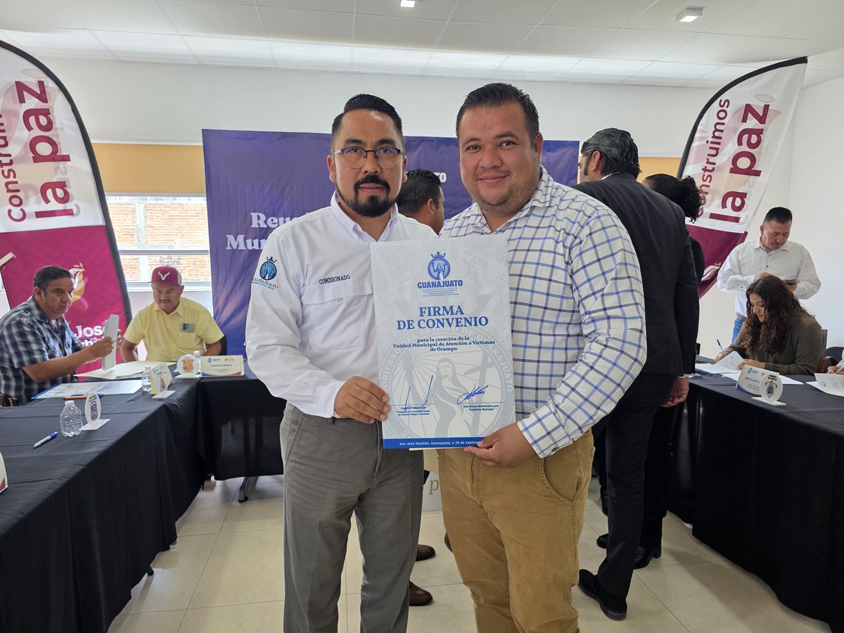 fjjuarezl's tweet photo. Con esta firma, llegamos a las 32 unidades municipales de atención a víctimas. 

Hoy las víctimas cuentan con la @ceaivgente y con los municipios del Norteste. 

#GobiernoDeLaGente https://t.co/FUMyTrgiLE