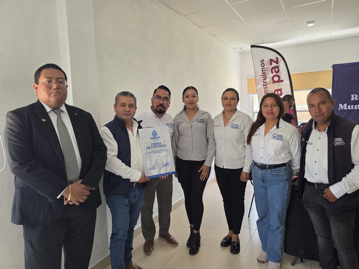 fjjuarezl's tweet photo. Con esta firma, llegamos a las 32 unidades municipales de atención a víctimas. 

Hoy las víctimas cuentan con la @ceaivgente y con los municipios del Norteste. 

#GobiernoDeLaGente https://t.co/FUMyTrgiLE
