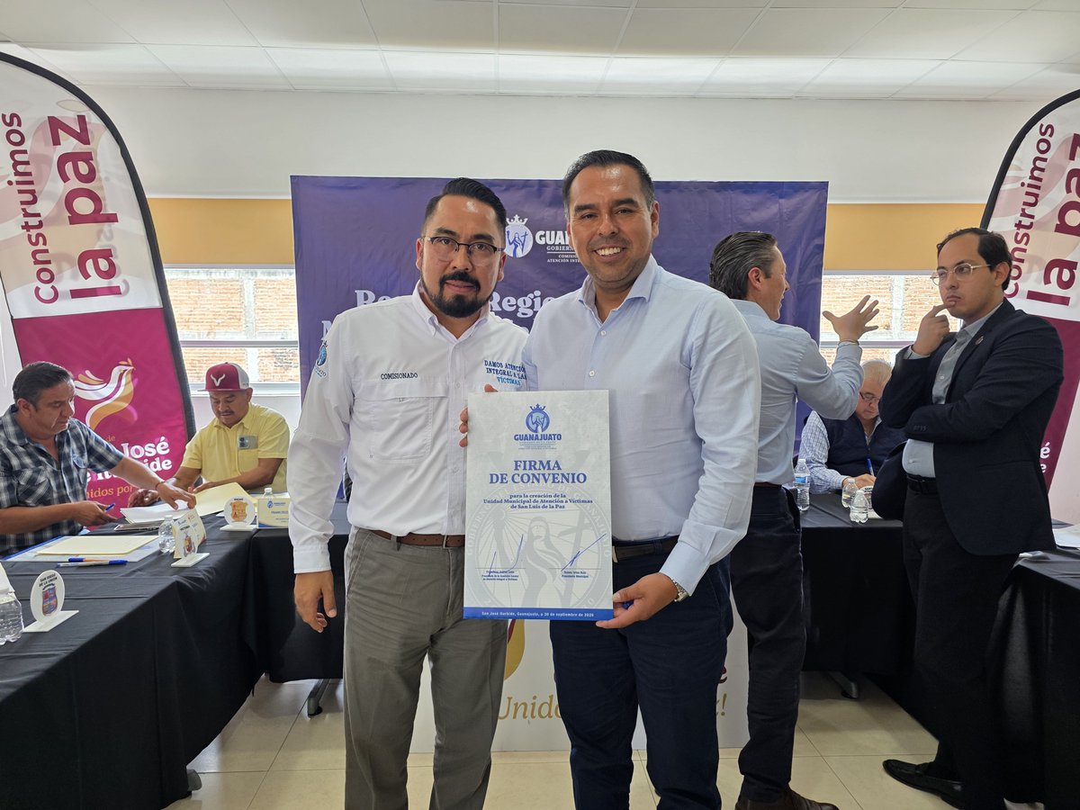 fjjuarezl's tweet photo. Con esta firma, llegamos a las 32 unidades municipales de atención a víctimas. 

Hoy las víctimas cuentan con la @ceaivgente y con los municipios del Norteste. 

#GobiernoDeLaGente https://t.co/FUMyTrgiLE
