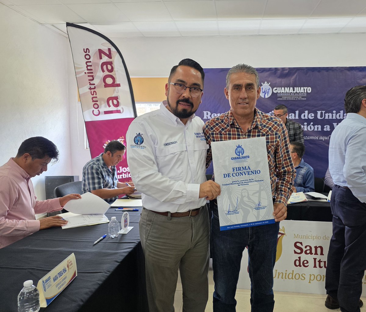 fjjuarezl's tweet photo. Con esta firma, llegamos a las 32 unidades municipales de atención a víctimas. 

Hoy las víctimas cuentan con la @ceaivgente y con los municipios del Norteste. 

#GobiernoDeLaGente https://t.co/FUMyTrgiLE