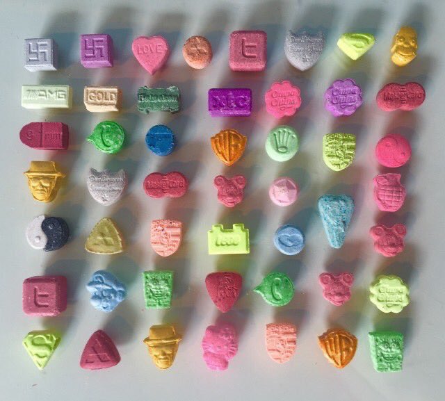 Ortho_FL's tweet photo. こういう薬物がどういう見た目なのか知っておいて

海外ではハロウィンのお菓子に混ぜて薬物などが配られた事件や注意喚起も出ている

今回のもピ◯チュウの見た目してるが普通に覚醒剤

錠剤の見た目を可愛くして手に取りやすくするとかマジ卑劣なのよ

子どもが巻き込まれる可能性まである https://t.co/Wl9fJyYHKx