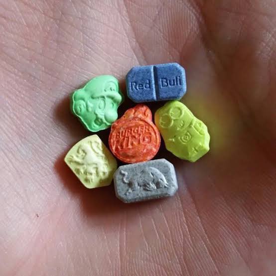 Ortho_FL's tweet photo. こういう薬物がどういう見た目なのか知っておいて

海外ではハロウィンのお菓子に混ぜて薬物などが配られた事件や注意喚起も出ている

今回のもピ◯チュウの見た目してるが普通に覚醒剤

錠剤の見た目を可愛くして手に取りやすくするとかマジ卑劣なのよ

子どもが巻き込まれる可能性まである https://t.co/Wl9fJyYHKx
