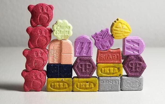 Ortho_FL's tweet photo. こういう薬物がどういう見た目なのか知っておいて

海外ではハロウィンのお菓子に混ぜて薬物などが配られた事件や注意喚起も出ている

今回のもピ◯チュウの見た目してるが普通に覚醒剤

錠剤の見た目を可愛くして手に取りやすくするとかマジ卑劣なのよ

子どもが巻き込まれる可能性まである https://t.co/Wl9fJyYHKx