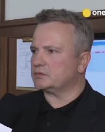 DorotaKania2's tweet photo. Stan procesu na koniec września, który wytoczył Karol Nawrocki niemieckiemu Onetowi, świadkowie strony pozwanej : 1 świadek nie stawił się na rozprawie - wdowa po trójmiejskim gangsterze „ Nikosiu” -  Edyta Skotarczak. Sąd nałożył na nią grzywny w wysokości po 3 tysiące złotych. 3 dziennikarzy Onetu: Magdalena Rigamonti, Kamil Dziubka oraz Magdalena Gałczyńska - strona pozwana (Onet/RASP) wycofała ich  z listy świadków.  Grzegorz Horodko, ps. „Śledziu”  nie został dopuszczony do procesu uznając, że jego zeznania nie wniosą niczego istotnego do sprawy.