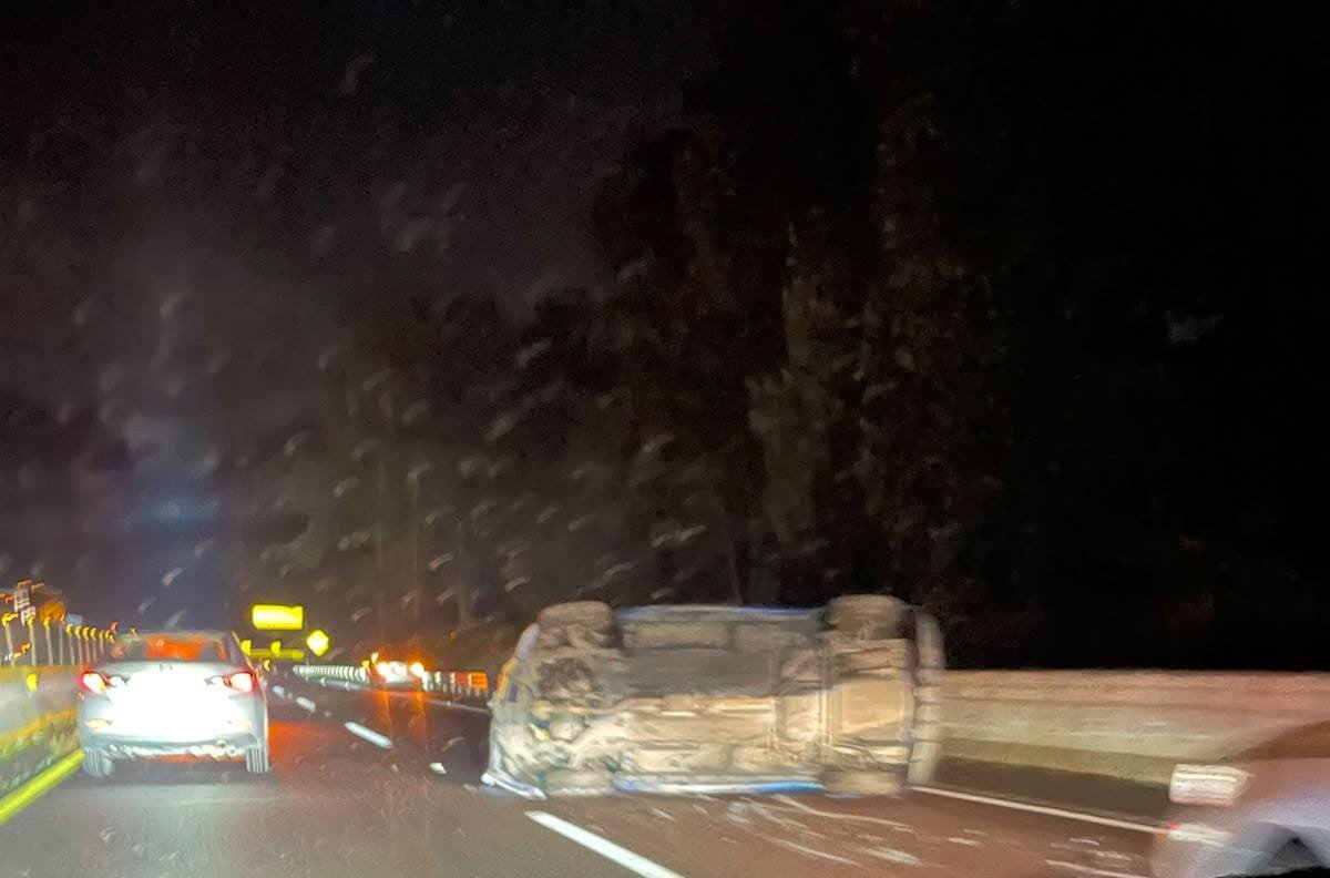 caronte_once's tweet photo. PRECAUCIÓN...Auto volcado exactamente en km 64 con dirección a #Cuernavaca... Está sobre carril de baja.. Es al entrar a una curva hacia la izquierda... MUCHO CUIDADO ⚠️⚠️... 19:41 HRS.... 🏎️💨💨 https://t.co/2LhPN1c17r