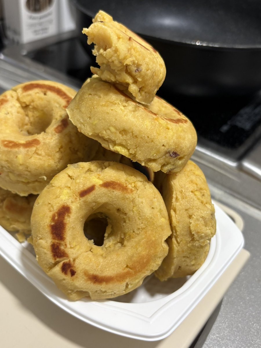 yc0ffe4's tweet photo. 夜中に作ったさつまいものドーナツ🍠🍩 https://t.co/DWmnVsSpNa