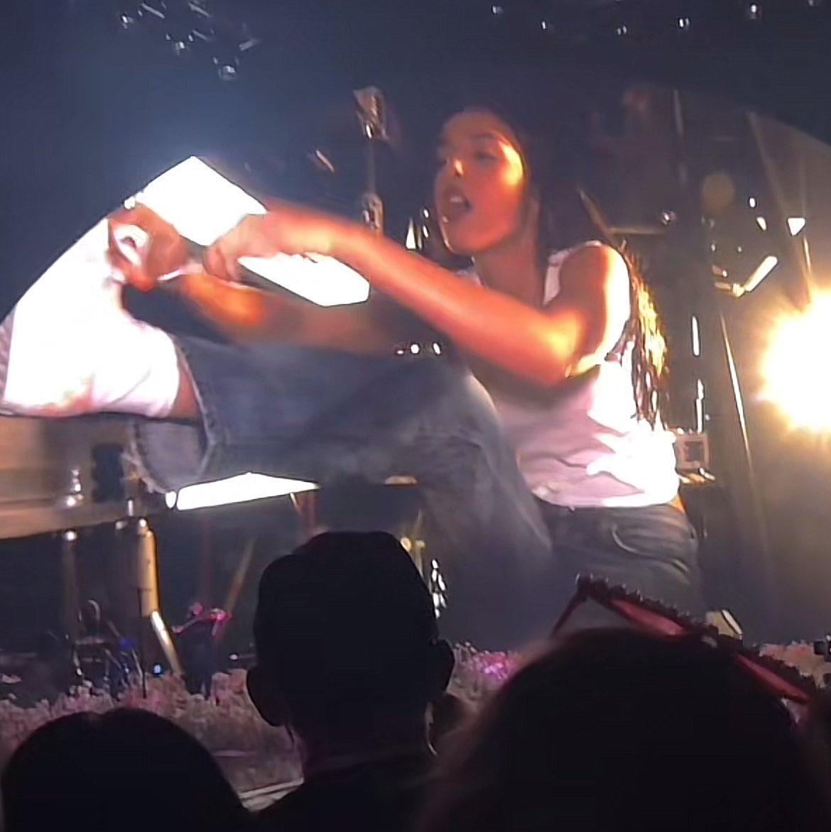 oliviarodrbr's tweet photo. Colecionando blusinha branca básica, Olivia Rodrigo no último ato da The Unraveled Tour hoje. 🌸

#UnraveledInPittsburgh https://t.co/mB1c4gXqSp