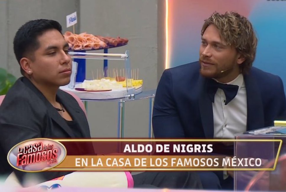 Reyesl2003's tweet photo. Aldo viendo al novio de su mamá 

ESE BRILLA EN NY
#LaCasaDeLosFamososMx https://t.co/vLscTAdfhB