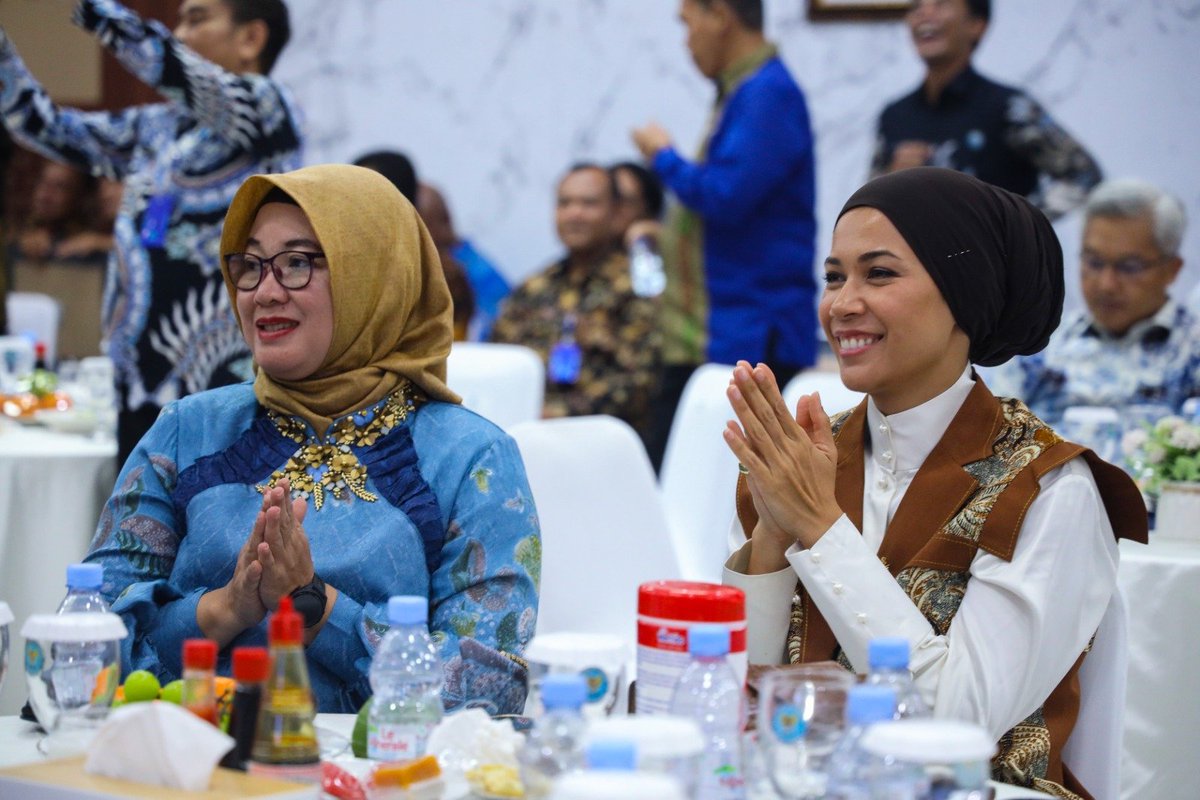 INFOBNN's tweet photo. KEPALA BNN RI LEPAS SEJUMLAH PEJABAT PIMPINAN TINGGI YANG MEMASUKI MASA PURNA TUGAS

Kepala Badan Narkotika Nasional Republik Indonesia (BNN RI) Suyudi Aryo Seto melepas sejumlah pejabat pimpinan tinggi di lingkungan BNN RI yang memasuki masa purna tugas.

https://t.co/O8SIKcRTIY https://t.co/uBPF3QvA7A