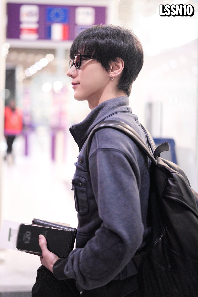 tatta1412's tweet photo. บอกทริคถูกหวยให้  เขาบอกให้แชร์น้องเตนล์ร่างทองนะ 

TEN AT SAINT LAURENT SUMMER27
#TENforYSLPFW27 https://t.co/ygUMRPrNgQ