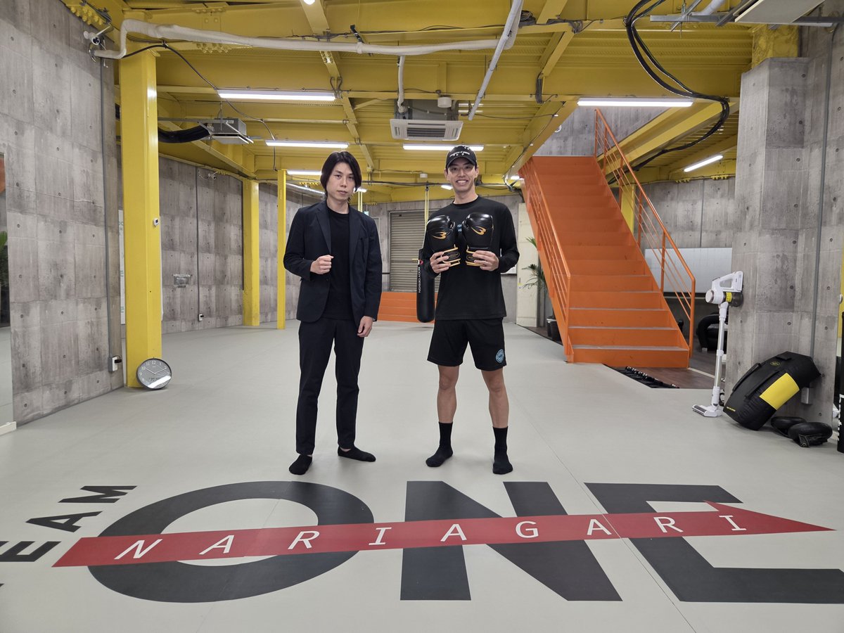 BODYMAKER_KANTO's tweet photo. 本日、TEAM ONE R-gym 松戸様お伺い致しました。店長兼トレーナーの井坂様ご対応ありがとうございました。ジム内はとても綺麗でボディメーカーのミットやグローブ、サンドバッグなど多数使って頂いております。今後とも宜しくお願い致します。
#bodymaker #格闘技 #ボクシング #松戸 #TEAMONE 様 https://t.co/SAnDH1yDtD
