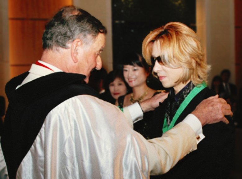 Jill_x_Yoshiki's tweet photo. Randomly came across this news today and I was like… how did I not know this? 🥹🍾

YOSHIKI was named a Chevalier of the Champagne Knights in France back in 2009, in recognition of his contribution to Champagne culture.

Another little piece of his story I discovered today.❤️
Now he created his own champagne, #YoshikiPommery 🥂✨

@YoshikiOfficial
