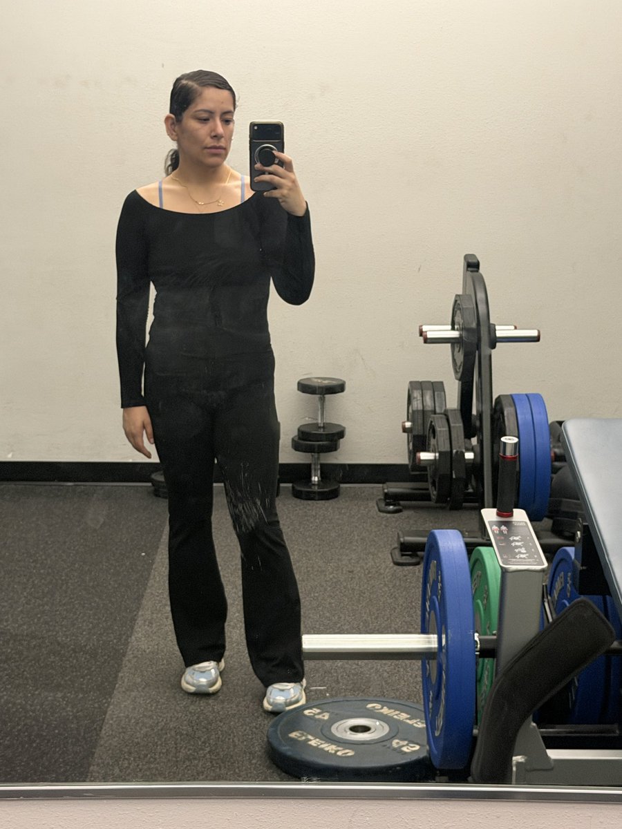 bellacela_'s tweet photo. All black with a hint of blue. 💪🏻 https://t.co/8czICi8X5A