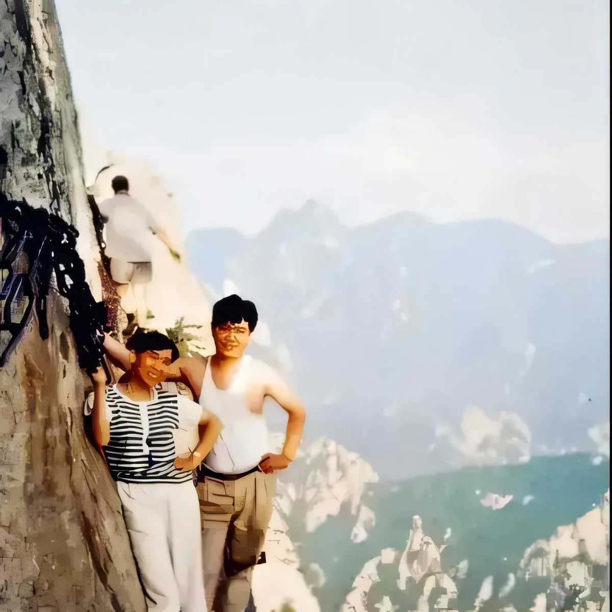 colle_pard__21c's tweet photo. [My wife and I climbed the cliff together. We collected beautiful stones, and she wrote sincere words in her diary that day.]， https://t.co/cgfufCzs6h