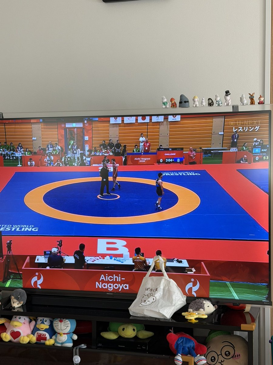 Reihiguchi0128's tweet photo. 隣で日本人選手が2試合、しかもオリンピックの決勝の再戦が1回戦でやってるのになんだこの中継？
いつものuwwによるyoutube垂れ流し配信の方が遥かにマシじゃないか
まじで日本人の試合もレスリングも興味ない人が配信中継してるんだろな🤷‍♂️ https://t.co/Z1huM1dcT1