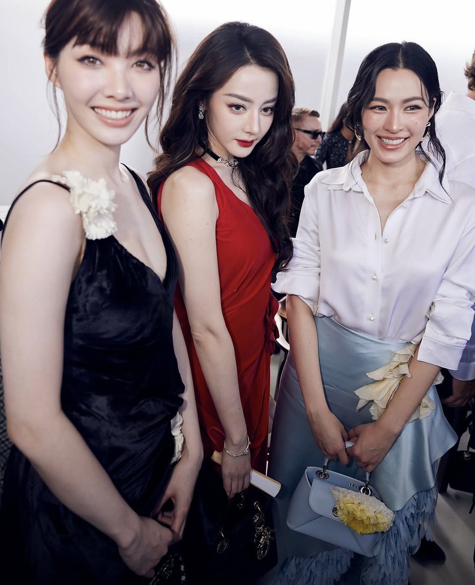 Minebaejuu's tweet photo. ไอจีตี๋มีบี๋ มีเพื่อนจี้เพื่อนหลิง มีพี่สาวคนสวย น่ารักกกกกกกก รูปคู่ที่ตี๋เป็นคนถือกล้องถ่ายน่ะบี๋คอยมาคุมเว่อร์ เอนดู 55555555555

#LingOrmDiorSummer27  
#LinglingKwong #Ormkornnaphat https://t.co/77SUMs6qF0