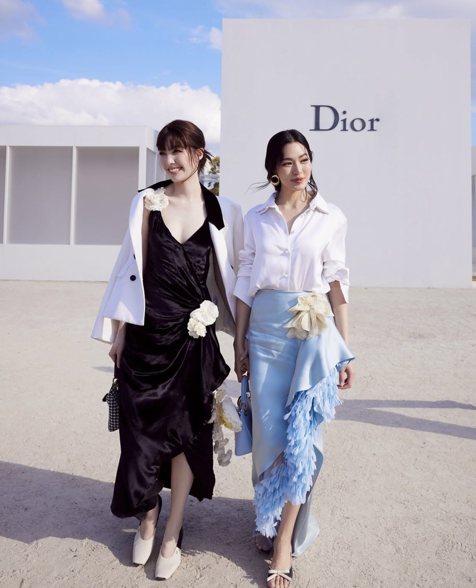 Minebaejuu's tweet photo. ไอจีตี๋มีบี๋ มีเพื่อนจี้เพื่อนหลิง มีพี่สาวคนสวย น่ารักกกกกกกก รูปคู่ที่ตี๋เป็นคนถือกล้องถ่ายน่ะบี๋คอยมาคุมเว่อร์ เอนดู 55555555555

#LingOrmDiorSummer27  
#LinglingKwong #Ormkornnaphat https://t.co/77SUMs6qF0