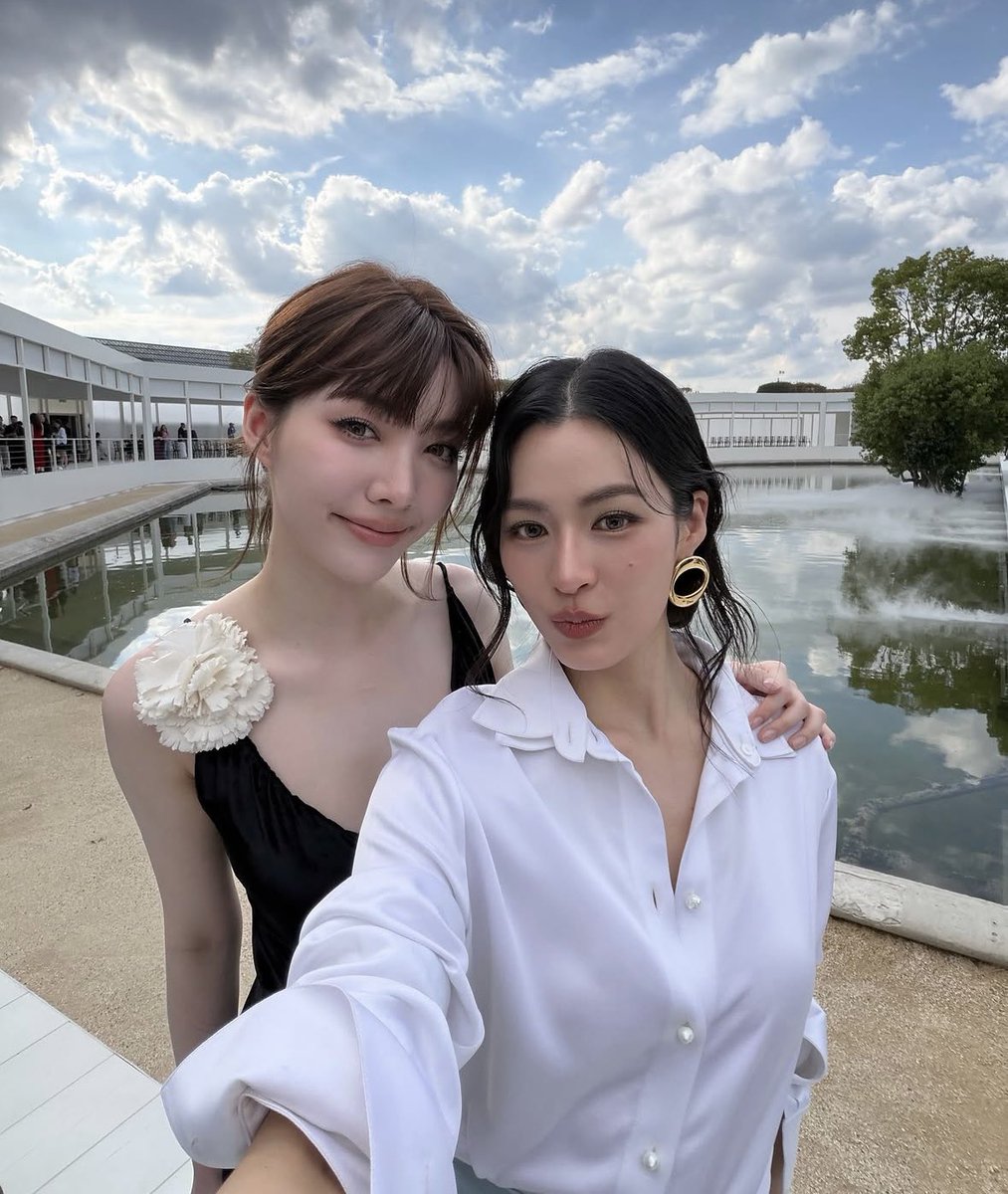 Minebaejuu's tweet photo. ไอจีตี๋มีบี๋ มีเพื่อนจี้เพื่อนหลิง มีพี่สาวคนสวย น่ารักกกกกกกก รูปคู่ที่ตี๋เป็นคนถือกล้องถ่ายน่ะบี๋คอยมาคุมเว่อร์ เอนดู 55555555555

#LingOrmDiorSummer27  
#LinglingKwong #Ormkornnaphat https://t.co/77SUMs6qF0