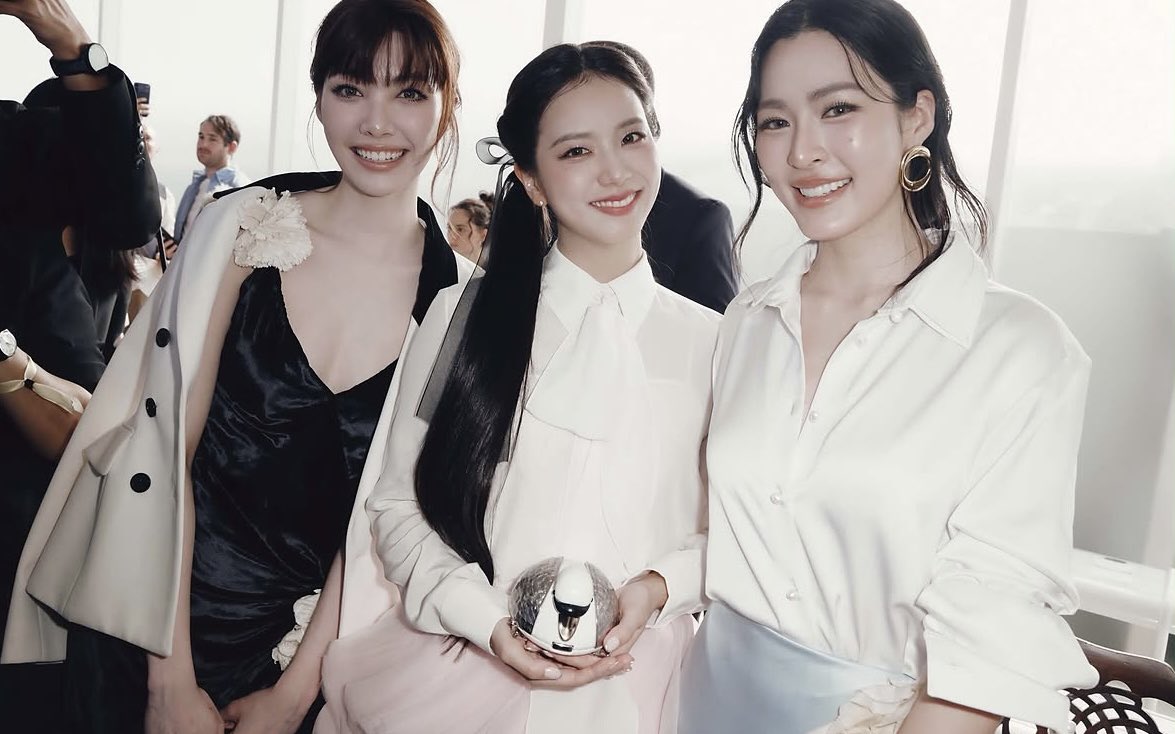 Minebaejuu's tweet photo. ไอจีตี๋มีบี๋ มีเพื่อนจี้เพื่อนหลิง มีพี่สาวคนสวย น่ารักกกกกกกก รูปคู่ที่ตี๋เป็นคนถือกล้องถ่ายน่ะบี๋คอยมาคุมเว่อร์ เอนดู 55555555555

#LingOrmDiorSummer27  
#LinglingKwong #Ormkornnaphat https://t.co/77SUMs6qF0