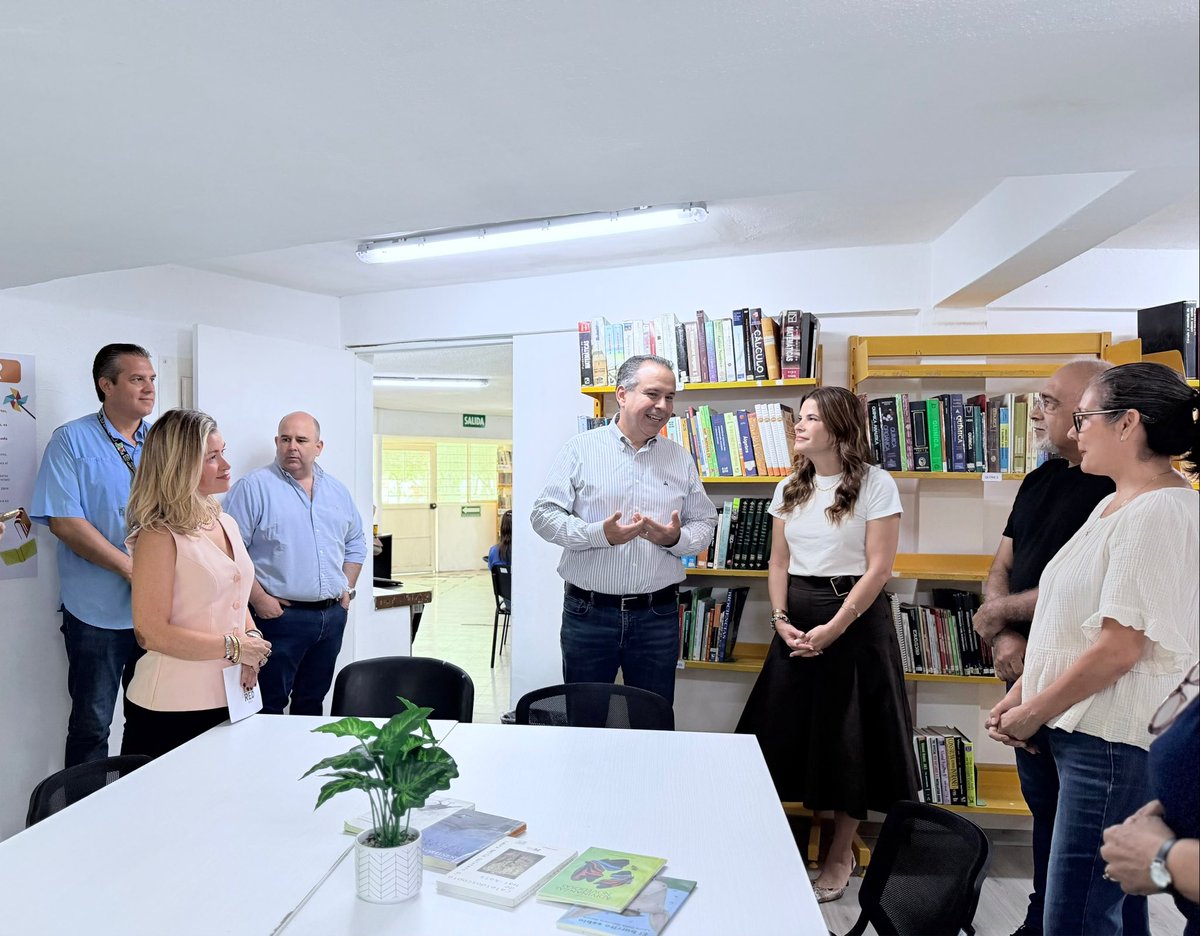 RamonCorralA's tweet photo. Acompañé al Presidente Municipal, Toño Astiazarán, y a su señora esposa, Patty Ruibal, en su visita a la Biblioteca Rafael V. Meneses. 📚

Siempre es un gusto regresar a estos espacios y ver cómo siguen creciendo las opciones para que nuestras niñas y niños aprendan, jueguen y disfruten. 🧩✨