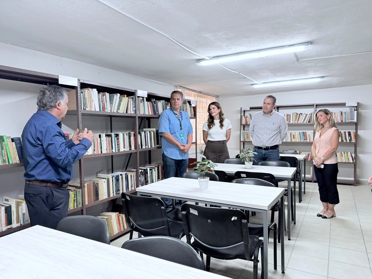 RamonCorralA's tweet photo. Acompañé al Presidente Municipal, Toño Astiazarán, y a su señora esposa, Patty Ruibal, en su visita a la Biblioteca Rafael V. Meneses. 📚

Siempre es un gusto regresar a estos espacios y ver cómo siguen creciendo las opciones para que nuestras niñas y niños aprendan, jueguen y disfruten. 🧩✨