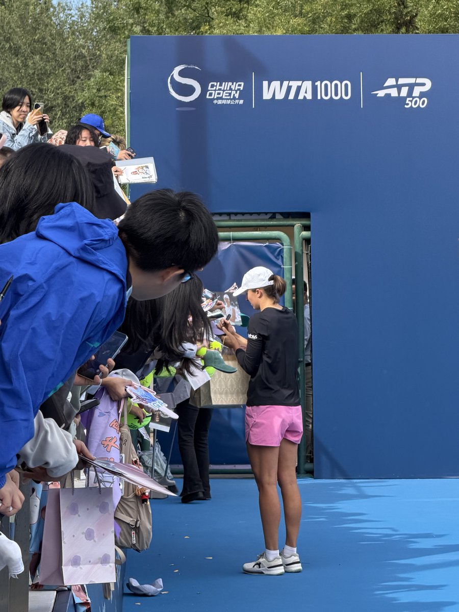 Chensoccupied's tweet photo. Three outfits from yesterday. （Two training sessions and a Topps event）😊 https://t.co/FDh2PtnJRh