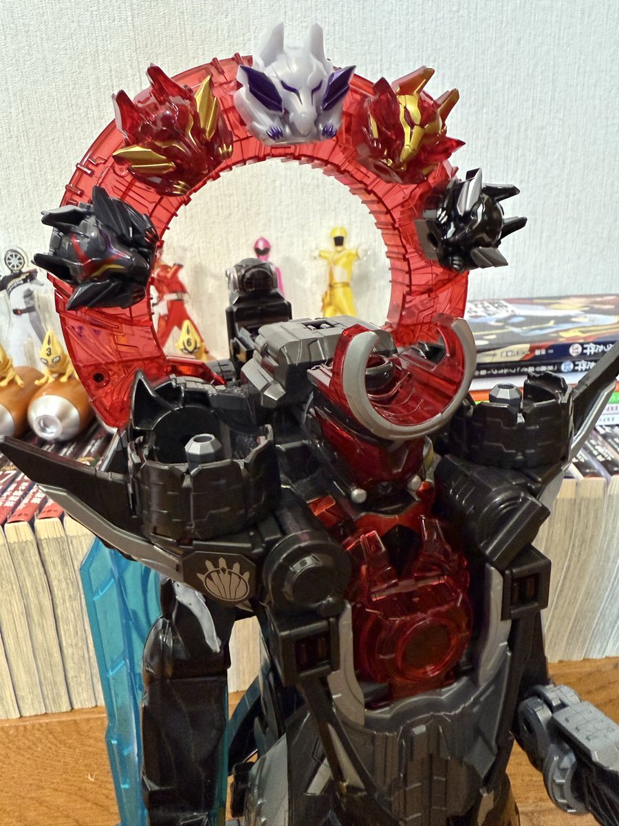 MikaruXout's tweet photo. 我、光ヲ破壊スル者ナリ

って事でオルカブースター5050(ブラックver.)
が届いたから開封。
通常と並べるとシャチ感が凄い！
せっかくなので、オリジンアカツキと一緒に。
背後が寂しかったので、ウルフフェイスを
のっけ盛りにしてみました。 https://t.co/SfZfU1e9EB