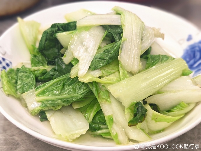 chris_top61_8bc's tweet photo. Hey! Found some fresh ingredients to cook tonight—曳葱滤溉钠, they’re perfect for a light stir-fry! https://t.co/Zh1HV5wuUf