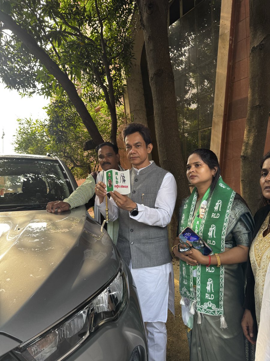 PtAnupammishra's tweet photo. हाल ही में राष्ट्रीय अध्यक्ष आदरणीय श्री जयंत चौधरी जी के नेतृत्व से प्रेरित होकर अपने हज़ारों समर्थकों के साथ पार्टी की सदस्यता ग्रहण करने वालीं श्रीमती रमा सोती जी के वाहन पर पार्टी का ध्वज लगाकर उन्हें उनके आगामी राजनीतिक सफर के लिए हार्दिक शुभकामनाएँ दीं।

मेरी कामना है कि यह ध्वज केवल पार्टी की पहचान बनकर नहीं, बल्कि किसानों, नौजवानों, महिलाओं और हर जरूरतमंद के अधिकार, सम्मान, संघर्ष और सेवा के संकल्प का प्रतीक बनकर सदैव लहराता रहे।

यह झंडा जिस आन, बान और शान से आज लहरा रहा है, उसी गौरव और प्रतिबद्धता के साथ जनसेवा के मार्ग पर निरंतर आगे बढ़ता रहे,यही अपेक्षा और शुभकामना है।#rld