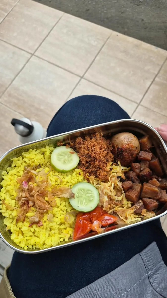 keluhkesahkonoh's tweet photo. Kemarin istri gue bilang mau bikin nasi kuning karena katanya mau syukuran.

Gue langsung mikir, “Perasaan besok nggak ada yang ulang tahun atau anniversary deh.” 😭

Gue tanya, “Syukuran apa?”

Istri gue jawab santai:

“Max ulang tahun.”

MAX VERSTAPPEN ULANG TAHUN 😭🙃

Dan bener aja, siang ini kita makan nasi kuning buat ngerayain ulang tahun Max.

HBD BRO 🥲🏎️