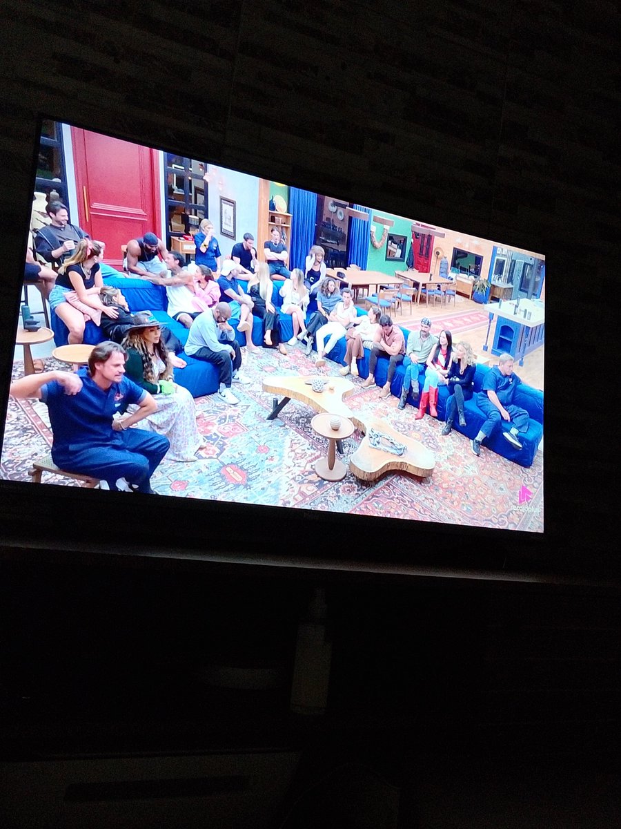 ClauRAmaral's tweet photo. #AFazenda povo esperando o ao vivo https://t.co/ZIvS3bggM9