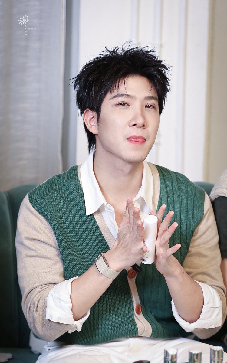ktmwsnw's tweet photo. ใกล้ได้เจอสุดหล่อแล้ว 🥹

( @myktnw ) 

FK x GOHAIRLIVE
#GOHAIRxFirstKhaotung
#khaotungg #เด็กน้อยของขต https://t.co/6aQ1c3Lgje