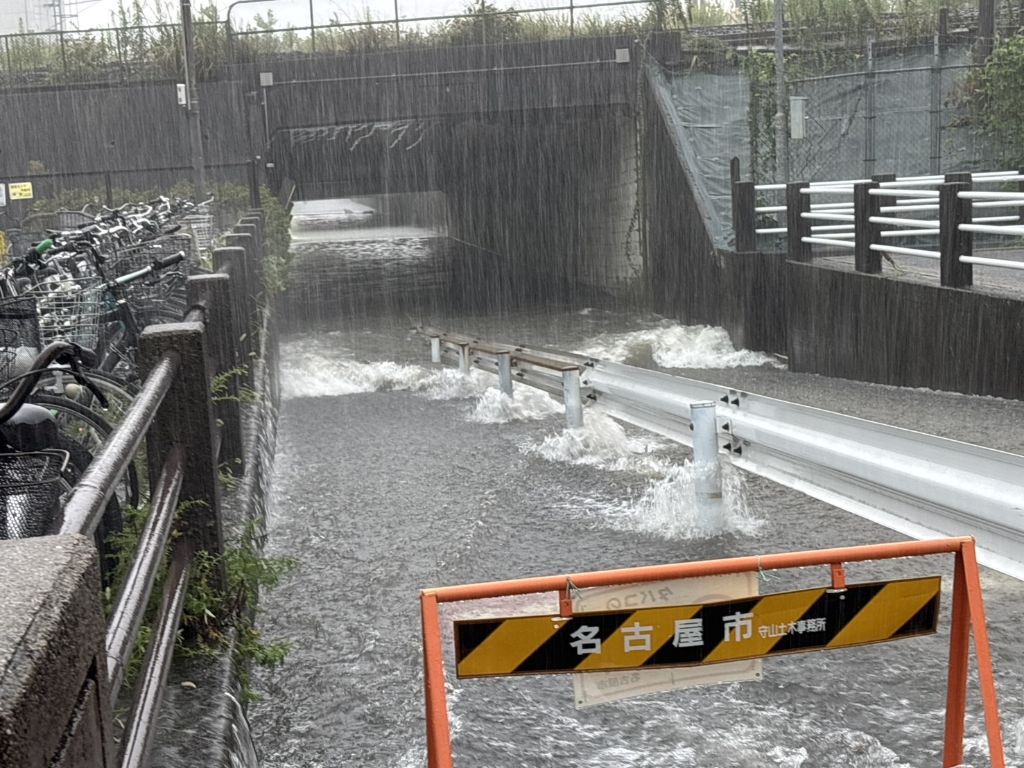 nagoya_koho's tweet photo. 【9月8日の大雨の写真をご提供ください📸】
✅ 道路冠水
✅ 河川の越水・増水
✅ 水没した車両
✅ その他の被災状況
を記録した写真は、今後の防災・減災対策を検討するうえで貴重な資料となります。
皆さんのご協力をお願いいたします。

▼提供はこちらから
https://t.co/RADuj9Cw3N https://t.co/xrlAspV9hT